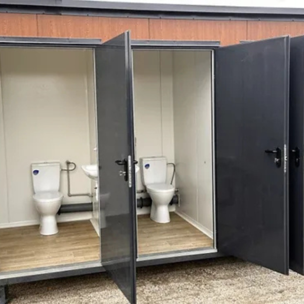 conteneur sanitaire triple cabine Conteneur sanitaire pavillon triple cabine avec WC et urinoir