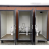 conteneur sanitaire triple cabine1 Conteneur sanitaire pavillon triple cabine avec WC et urinoir