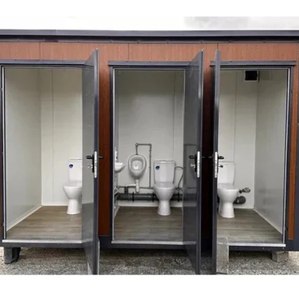 conteneur sanitaire triple cabine1 Conteneur sanitaire pavillon triple cabine avec WC et urinoir