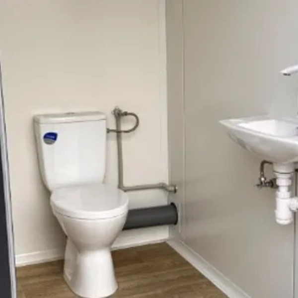 conteneur sanitaire triple cabine3 Conteneur sanitaire pavillon triple cabine avec WC et urinoir
