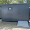 conteneur sanitaire PMR Conteneur de toilettes double 4 × 2 m avec rampe d’accès PMR