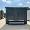 Cabine sanitaire double 4,00 × 2,00 m avec douche et réservoir Cabine sanitaire double 4,00 × 2,00 m avec douche et réservoir
