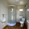 cabine sanitaire avec douche2 Cabine sanitaire double 4,00 × 2,00 m avec douche et réservoir