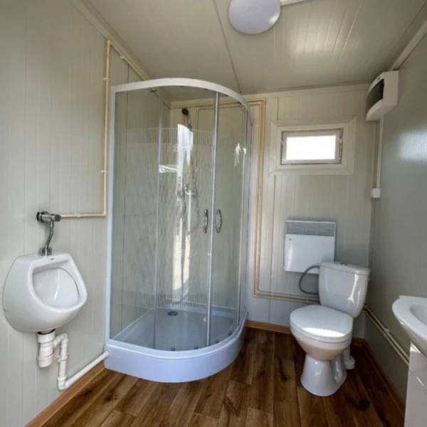 cabine sanitaire avec douche2 Cabine sanitaire double 4,00 × 2,00 m avec douche et réservoir