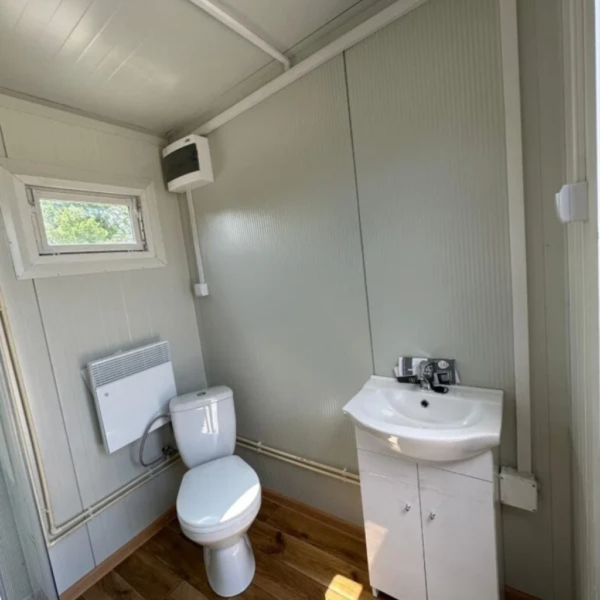 cabine sanitaire avec douche3 Cabine sanitaire double 4,00 × 2,00 m avec douche et réservoir