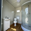 cabine sanitaire avec douche4 Cabine sanitaire double 4,00 × 2,00 m avec douche et réservoir