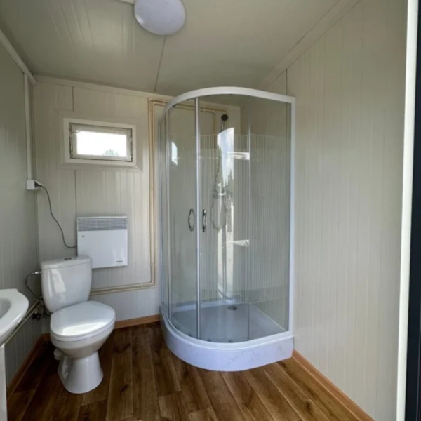 cabine sanitaire avec douche5 Cabine sanitaire double 4,00 × 2,00 m avec douche et réservoir