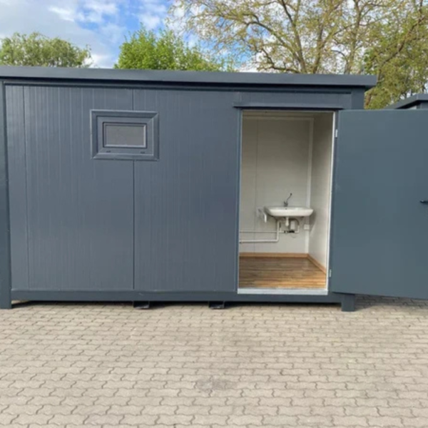 conteneur de toilettes 4 × 2 m Conteneur de toilettes double 4 × 2 m avec rampe d’accès PMR