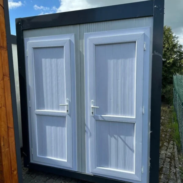 Conteneur de toilettes double 2,20 × 1,30 m avec 2 WC1 Conteneur de toilettes double 2,20 × 1,30 m avec 2 WC