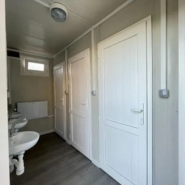 conteneur douche 6 personnes7 Conteneur de douche 6 places neuf 2,40 × 6,00 m avec lavabos