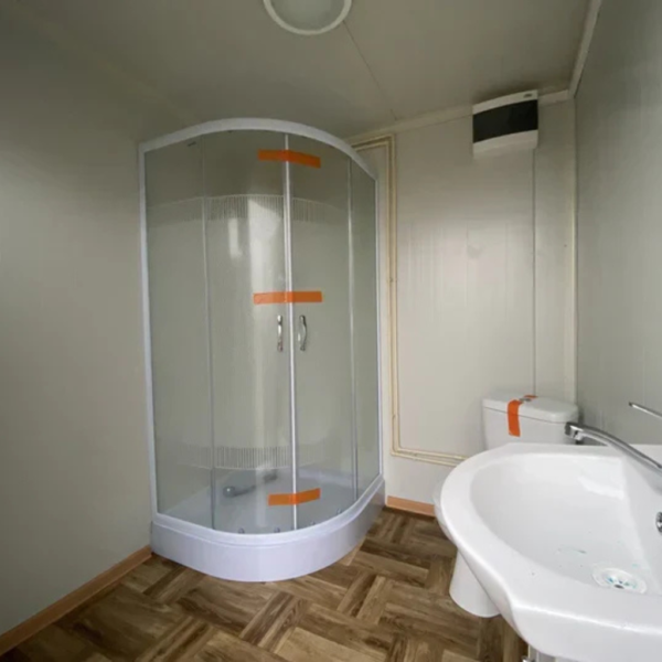 conteneur sanitaire avec réservoir1 Conteneur sanitaire 10 pieds 2,00 × 2,00 × 3,00 m avec douche et réservoir