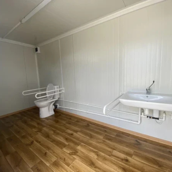 conteneur sanitaire3 PMR Conteneur de toilettes double 4 × 2 m avec rampe d’accès PMR