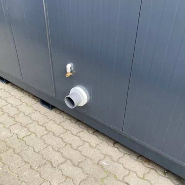 conteneur de toilettes6 4 × 2 m Conteneur de toilettes double 4 × 2 m avec rampe d’accès PMR